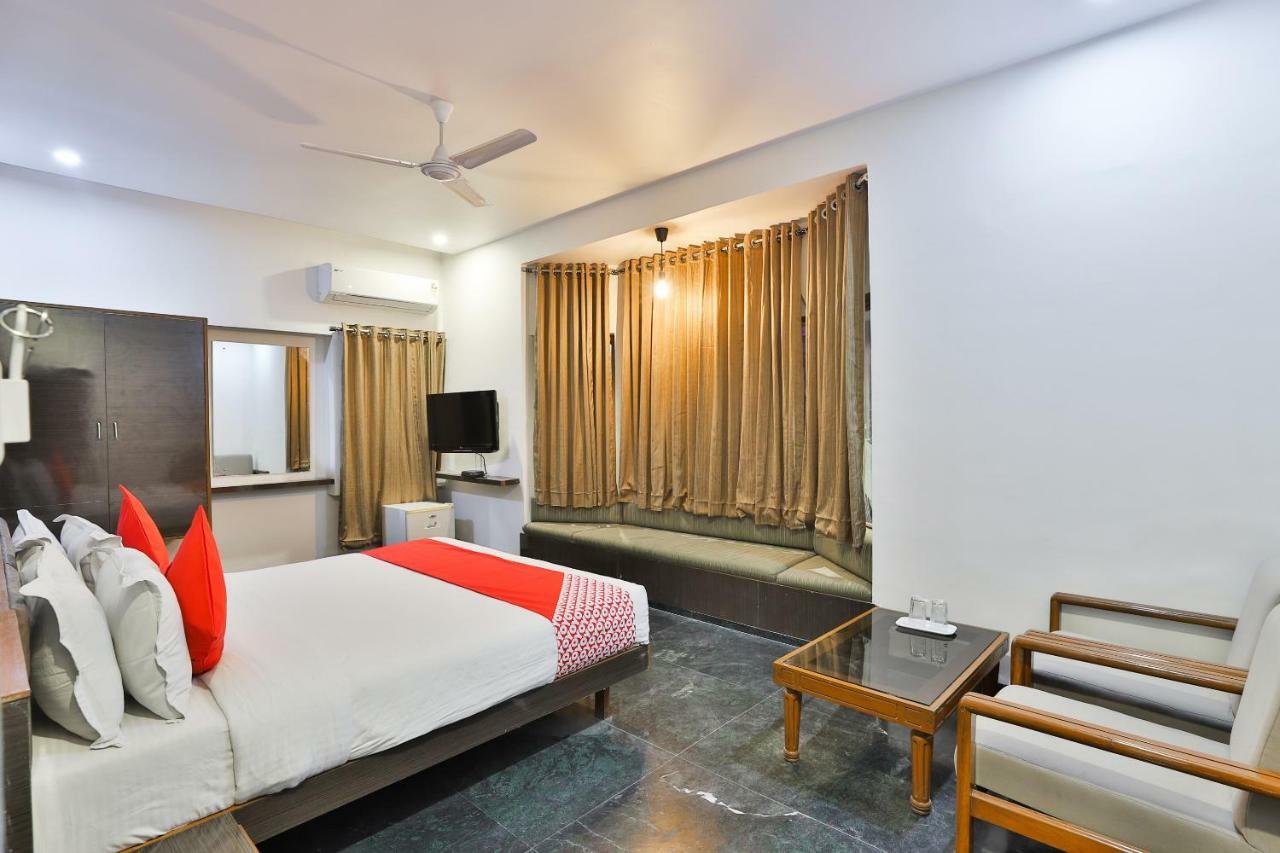 Hotel Chicago Ahmedabad Eksteriør billede